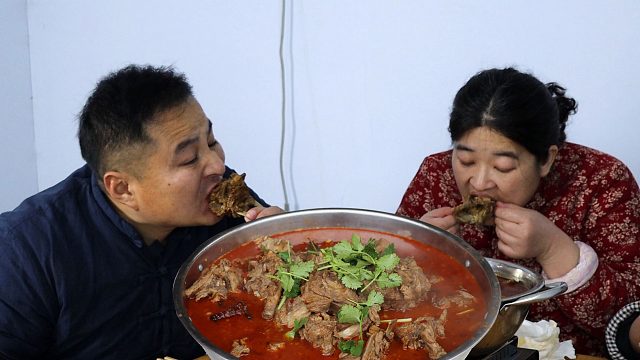 下雪天吃“羊蝎子火锅”，老婆孩子热炕头围一桌，就是得劲过瘾