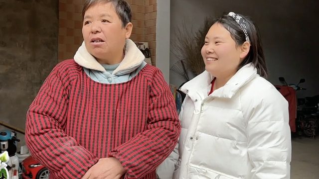 快过年了，妞妞带婆婆换发型买新衣，把婆婆打扮的真洋气