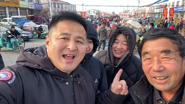 带着老婆孩子去“赶年集”，置办了不少年货，猪肉买了好几十斤