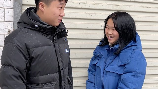 小伙给对象妈妈买衣服，姑娘却电话不接信息不回，小伙急的找媒婆