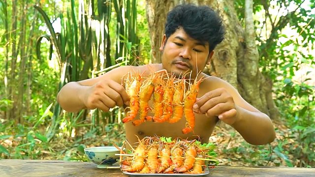 抓几只老虎虾烤香，配酸辣酱吃味道鲜