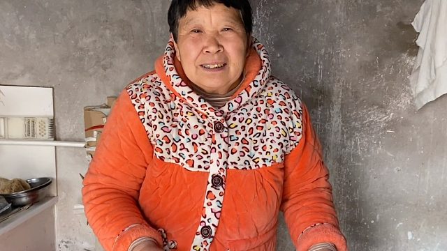 儿媳二胎生个儿子，婆婆做道霸气月子餐，看到媳妇吃饭表情太逗了