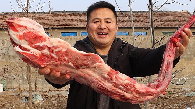 用20多年的陈年老汤，红烧一根大牛尾，软烂脱骨，香到骨头里