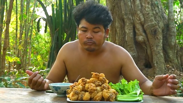 捞几只鱿鱼油炸，蘸酸辣酱吃又鲜又香