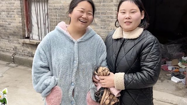 多年的闺蜜欠账未还，特意请妞妞和老公吃饭，老公盛装打扮真帅气