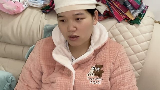 二宝出生十多天三岁闺女做了啥,媳妇难受落泪,闺女却懂事让人心疼