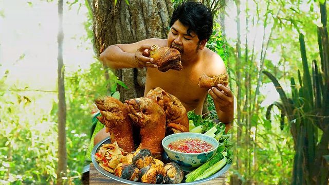 在上山捡几个鸡蛋煮熟，配上猪蹄酸辣酱，吃起来味真鲜