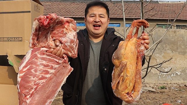 1只老鹅，20斤排骨，炖上一大锅，大人小孩20多人吃的那叫热闹