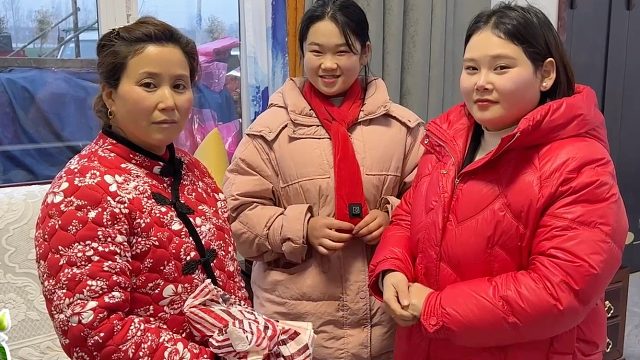 妞妞陪燕子送回50000元，说出心中顾虑担忧，和表姐俩人眼含热泪