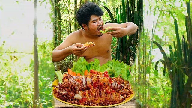 在山里抓几只鱿鱼用油炸，配上酸辣酱吃真过瘾