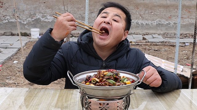 120元买了3条大鳝鱼，做个“干锅鳝鱼”下酒喝，口感紧实鲜美