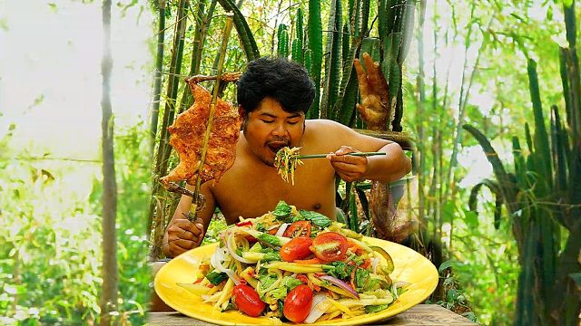 抓只肥土鸡烤熟配酸辣酱，一人啃一只真过瘾