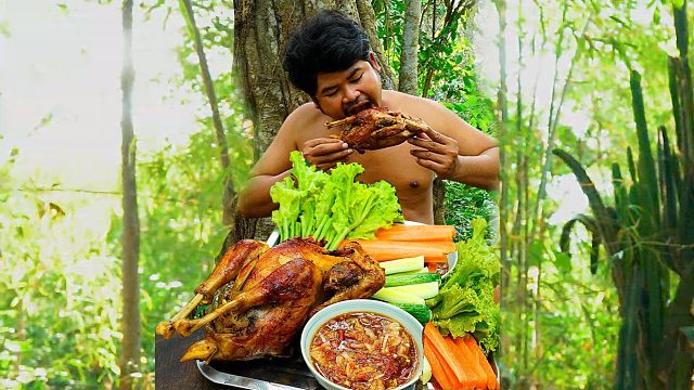 在山里搞只鸡，用香茅油焖熟配酸辣酱，咬一口味真鲜