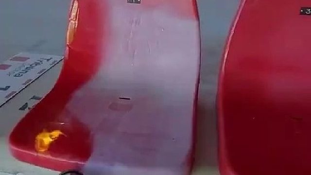 西班牙一体育场用火翻新塑料座椅（请勿模仿）