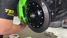 汽车改装刹车，国产轿跑传祺影豹，升级TEI刹车前P40NS四活塞卡钳套件