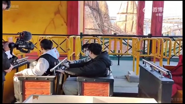 去游乐场临阵脱逃的居居和果子哥