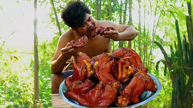 砍几只猪蹄煮熟再烤香，配上酸辣酱抱着啃真过瘾