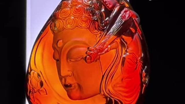 缅甸琥珀满血色血珀设计雕刻净水玻璃底“净”“乐”佛