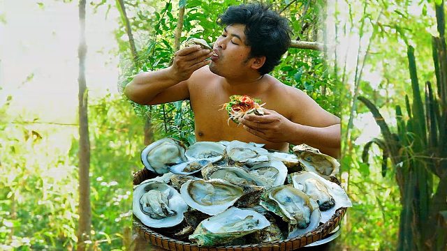 在河里捡几个生蚝，打开配上酸辣酱，生蚝刺身味真鲜