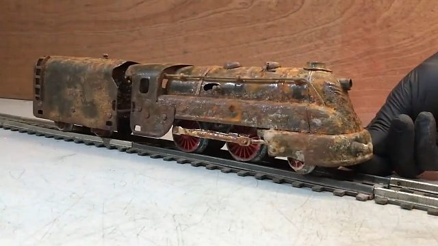 翻新腐蚀严重的发条小火车翻新