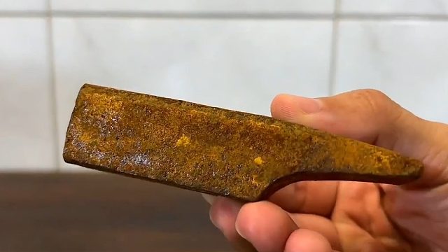 一个生锈的锤头翻新一下