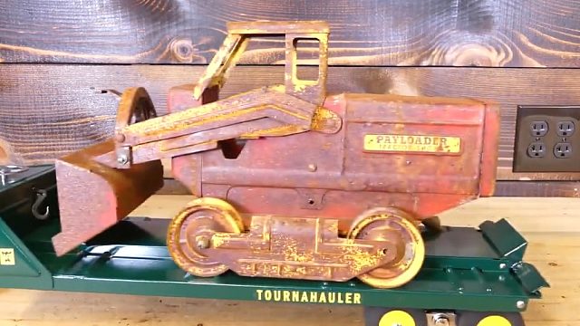 生锈的推土机玩具，硬是给翻新成刚出厂