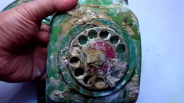 1960年的旋转拨号电话机修复