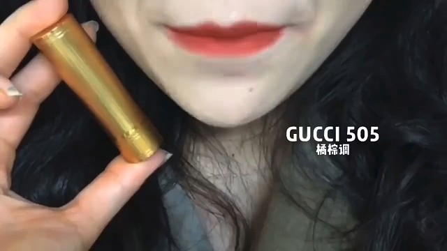 无敌显白的焦糖橘棕色！GUCCI金管505

哑光雾面质地，但是上嘴一点都不干，很顺滑很好叠加