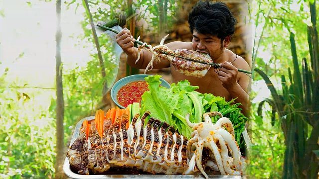 抓一只鱿鱼烤香撒芝麻，配上酸辣酱吃味真鲜