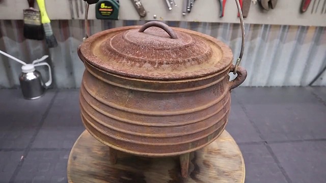 生锈的铸铁大肚锅，看牛人是怎么翻新的，完成后来了一锅乱炖