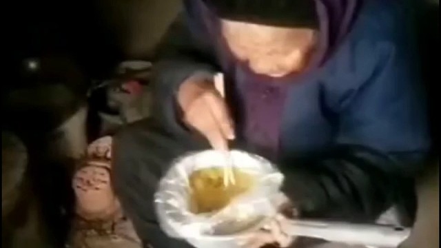 老人吃饭夹菜手抖该怎么办？