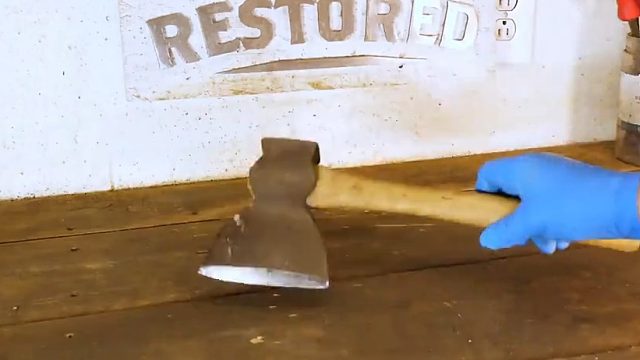 闲来无事，翻新一把生锈的旧劈柴斧，恢复后锋利无比！