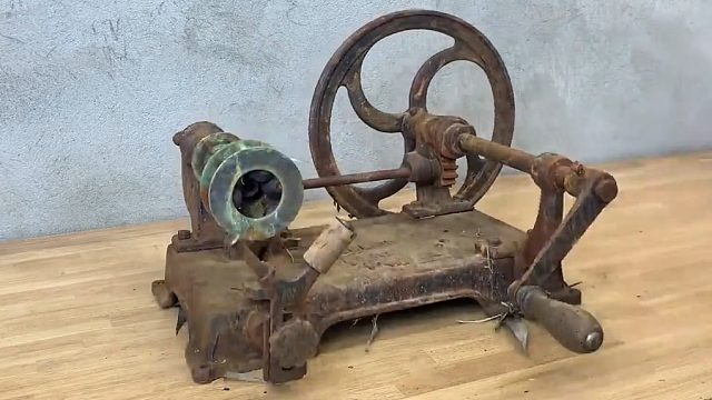 一台老旧的机械，经过牛人的修复翻新，最后才知道作用，长见识了！