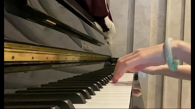 假装又是开心的一天