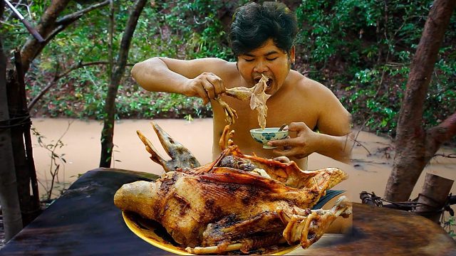 抓一只鸭子油炸后蒸烂，配上酸辣酱吃着真过瘾