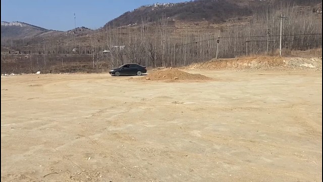 拉手刹还是踩刹车