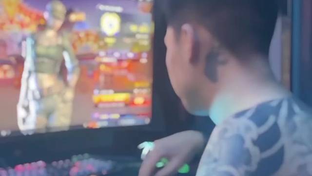 叫上你的废物男友来对枪