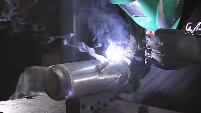 小哥自己制作单坐坦克，有设备就是不一样，太有创意了