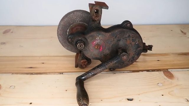 小伙二手市场淘到一台手摇磨床，修复翻新后价值翻倍！