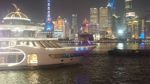 电视塔后面就是君子固穷的大楼