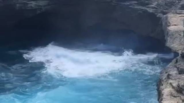 好想出去走走！可是哪里也去不了！