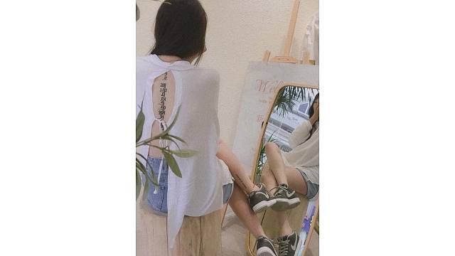 女生脊柱纹身