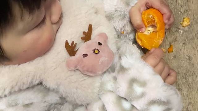 宝宝自己吃橘子