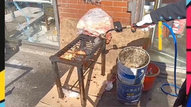 来俩大猪手大口吃