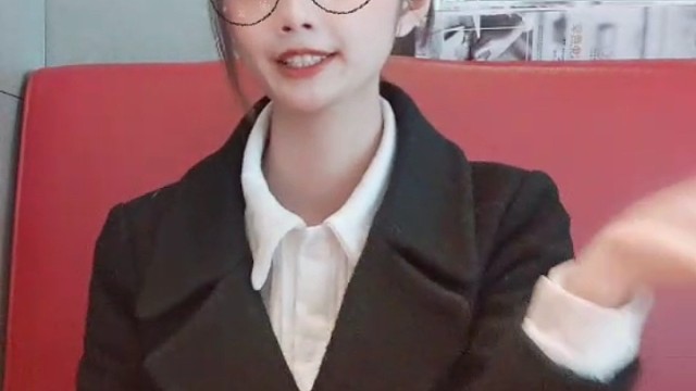 小姐姐跳舞玩手势魔法