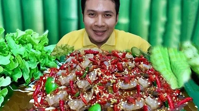 泰国吃播：谁说普哥不吃辣，满盆小米椒凉拌大虾，辣的真过瘾