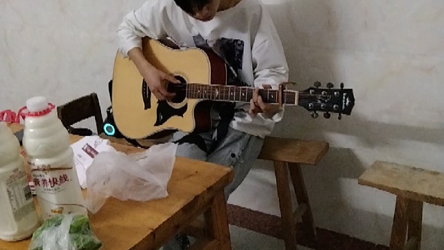 看这位过生日小伙子弹的怎么了