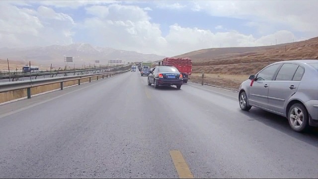 摩旅日常操作，青藏高原堵车堵了几十里。