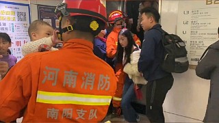 面对火场洪水都没怕过的消防员，抱着孩子的手竟然有些抖。