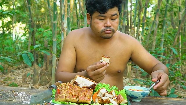 砍一块五花肉烤脆皮，配上酸辣酱吃真过瘾